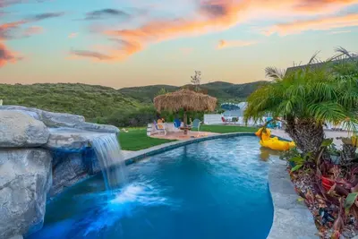 Image de Hiker’s Paradise! Heated Pool, fire pits, and views