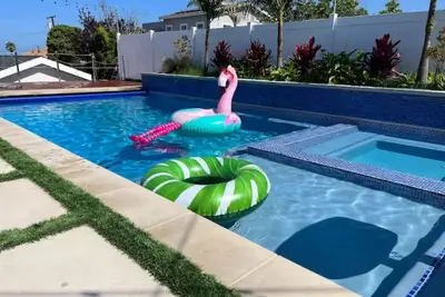 Image de Private bungalow with pool, hot tub, basketball court.