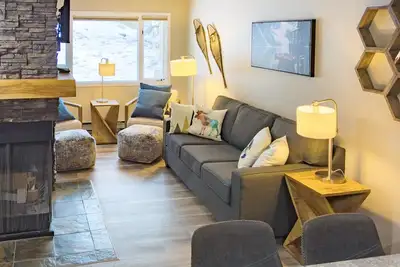 Image de Cozy & Convenient Mountain Getaway | Ski In/Out | Hot Tub | Fireplace | Sleeps 8