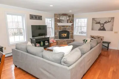 Spacious Chalet - PetFriendly/HotTub/Firepit/GameRoom/Sleeps14