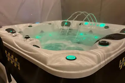 Image de Downtown 5 minutes - Adults-Only Luxury Getaway with Hot Tub- No Parties!