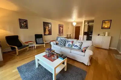 Image de Desirable, spacious two-bedroom unit near Boston!
