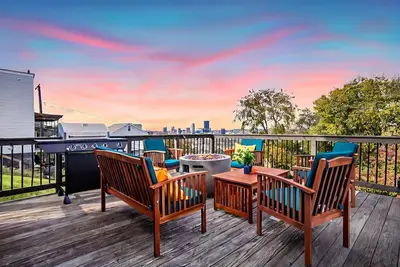 Image de Pittsburgh Pad 4br - Double balconies with Skyline Views, Parking, Game Room!