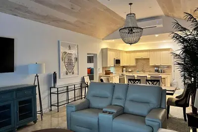 Image de luxuries, leather couches, wine cooler, covered porch with a grill, free WiFi.
