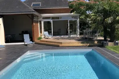 Image de Maison avec piscine chauffée, grand jardin paysagé