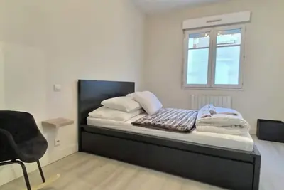 Image de Appartement avec une chambre  un lit et un salon avec un canapé lit 2 places
