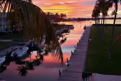 Captain`s Cure~ Pet Friendly Unit w 31` Boat Slip!