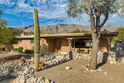 Image de The Alisa - stunning Mcm foothills family retreat!