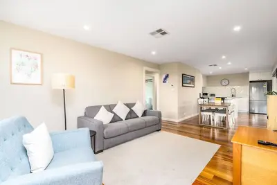 Image de New to Vrbo: Comfy and Modern House w/ Outdoor Dining & WiFi