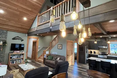 Image de Cozy cabin in Detroit. 6 minute walk to Detroit Marina. Full kitchen amenities.