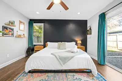 Near Beltline Eav 'Quiet' Fenced Yard' Fire pit