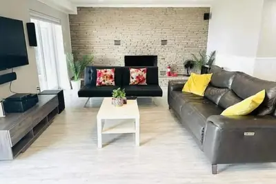 Image de Cozy waterfront apartment with beach access