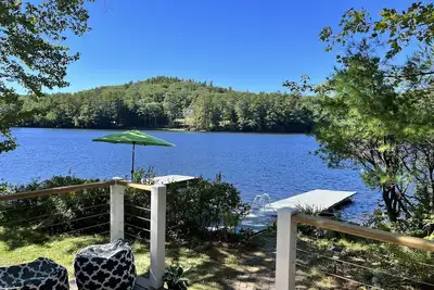 Image de Cozy lakefront cottage with dock, close to skiing