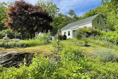 Image de Antique Charm and Modern Comfort on Maine Waterfront