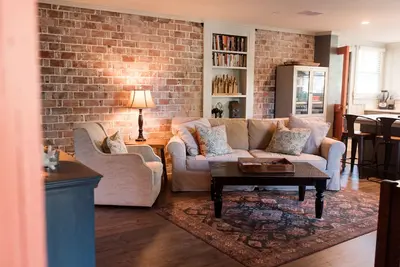 Image de Charming 1920's House - pet friendly, 45 minutes from beach & attractions!