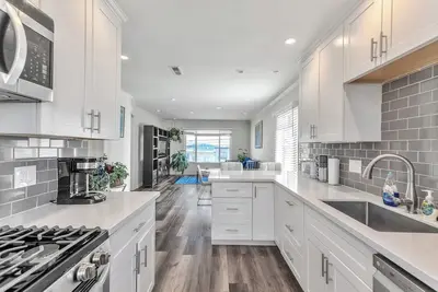 Image de 3br House- Ocean and City Views, Minutes to Downtown