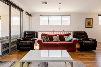 Image de Luxury Mid Coast Beach House - families, large groups, across from beach\n\n