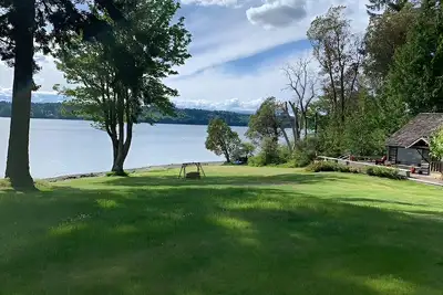 Image de Bainbridge Island Water's Edge Log Cabin just feet from the beach! Pet Friendly