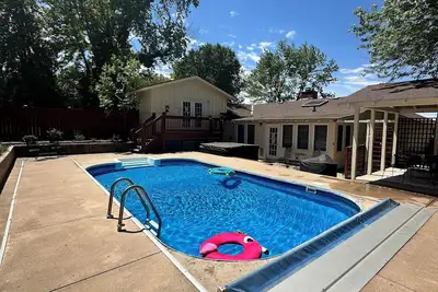 Image de Holiday Decor & Fun for 1 or 15 guests-Hot Tub-Fire Pit-Game Room-King Beds-Pool