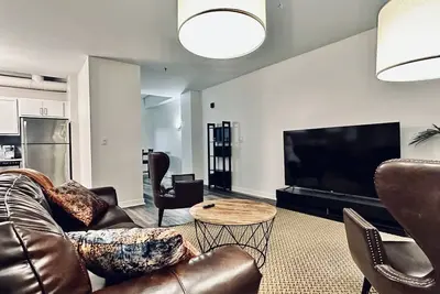 Image de Luxurious Downtown Penthouse w/ Private Terrace and Free Parking for 1 vehicle