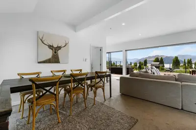 Image de The Lookout: Lake Views