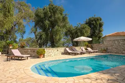 Image de Your Paxos Paradise Awaits! 10x4m private pool, spacious terrace, and 3 bedrooms for up to 6 guests.