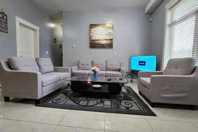 Image de 2 bdrm Private entrance Ground floor Spacious Suite  with free parking & wi-fi