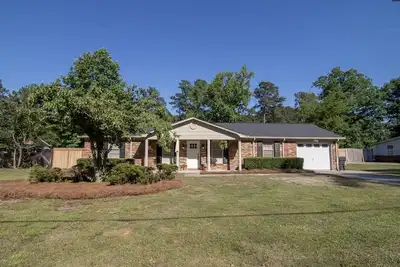 Image de Available Masters Week! Newly remodeled charming ranch style home.