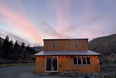 Image de Charming Guest Cabin Nestled on Stunning 30-acre Vineyard near Lake Chelan