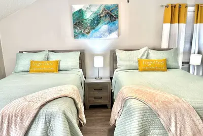 Image de New! Spacious, Cozy, & Quiet Home Sleep 6