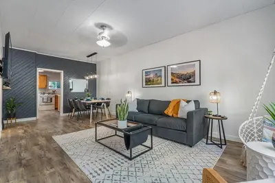 Image de Raptor Retreat | Steps to the Big Dino | Sleeps 8!