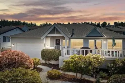 Image de 3 Br Retreat Home~ Hot tub~Country Club and Private Beach Access