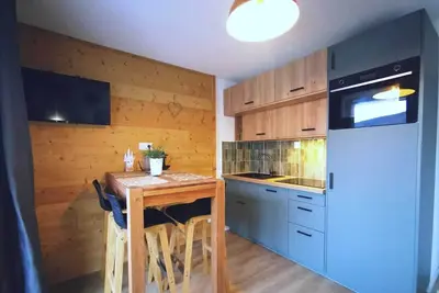 Image de Les Orres 1800 appart 2 p 30m2, 4 couchages piscine et spa résidence 3 étoiles