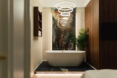 Image de Modern¢ral apartment with a gorgeous bathtub inside one of the two bedrooms.