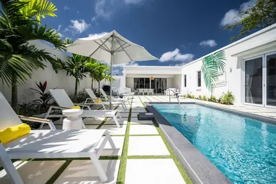 Image de 7 Minute walk to Beach /Brand New Luxury Villa / Sleeps 10