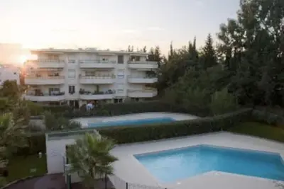 Image de Bel appartement moderne avec piscine