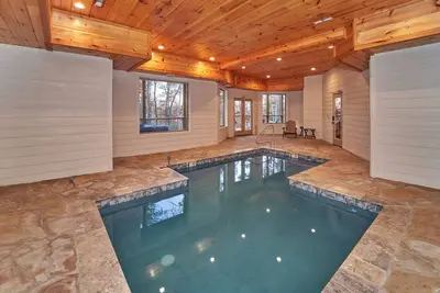 Image de Private Indoor Pool Cabin with firepit, game room, hot tub, theater room!
