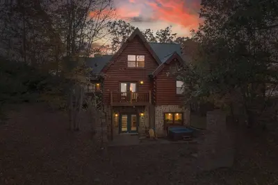 Image de Beautiful 5 Bedroom Theater Room Cabin, Outdoor Firepit