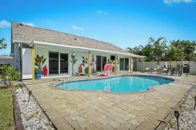 Image de 10min to the beach, Pool Home, Mini Golf, Aracade room, Pet friendly