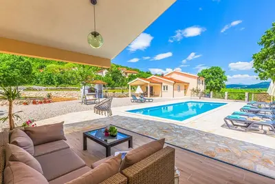 Image de 4 bedrooms, 3 bathrooms, Playground, 4 Mountain bikes, 2. 000sqm of well organized private plot with many relaxing corners, only 30km from beaches in Pisak