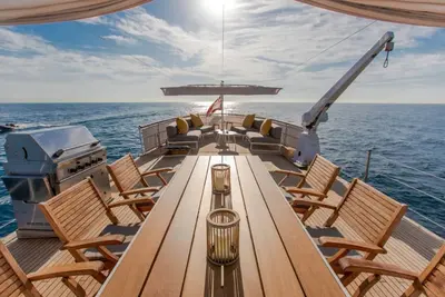 Image de Luxury 1962 Yacht With Your own Private Crew!