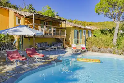 Image de Villa avec piscine au calme bénéficiant d'une vue panoramique mer et montagne
