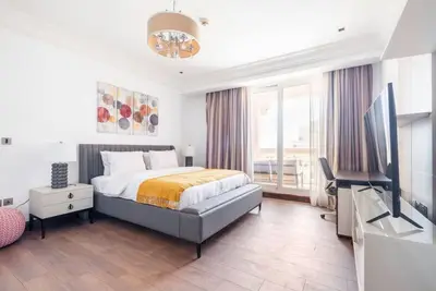 Image de Spacious 2-bedroom beachfront apartment with pool