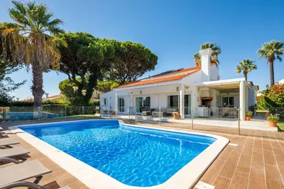 Image de This amazing villa located at Quadradinhos with 4 bedrooms and 3 bathrooms. \n\n