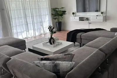 Image de \"Eagles Nest Villa\" All Ac/Tv/Fans, Luxury, Modern Home