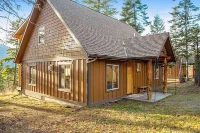 Image de Elegant cabin with Swan Lake views, 2-story deck & fireplace, near Flathead Lake