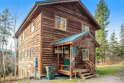 Image de Classic cabin with gorgeous lake/mountain views, firepit & 2-story deck