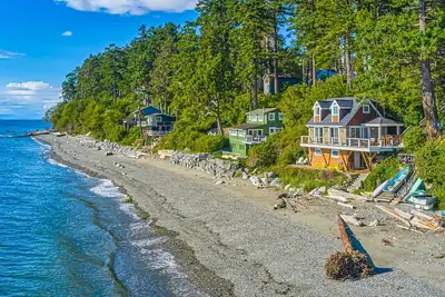 Image de Beachfront cottage with expansive deck, grill, elegant interior, games, & W/D