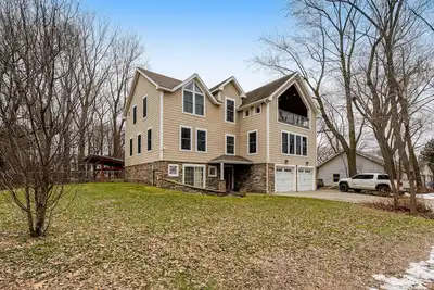 Image de Home on Lake Champlain with pool, hot tub, in-home gym, firepit, & lovely views
