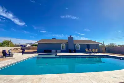 Image de Sunny oasis with private pool, firepit, grill, child-friendly amenities, & desk